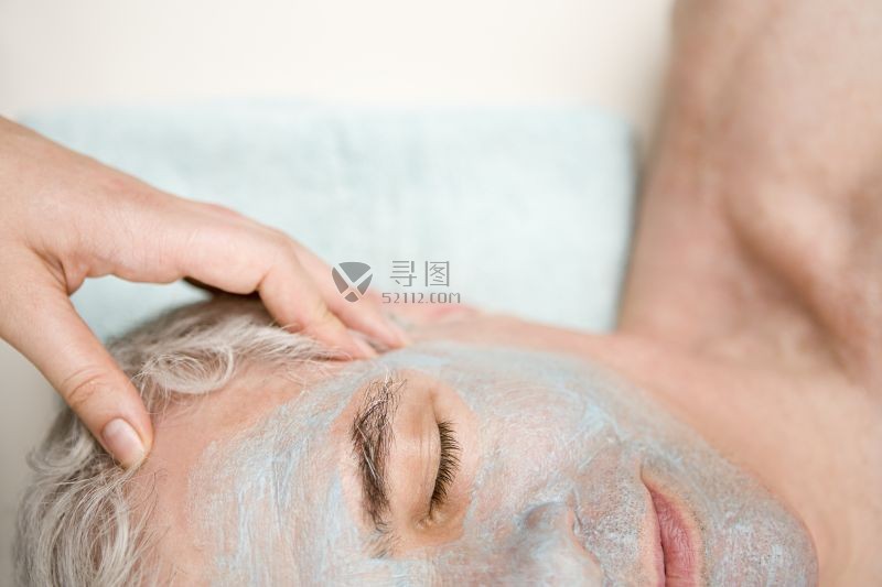 正在做面膜的中年男性