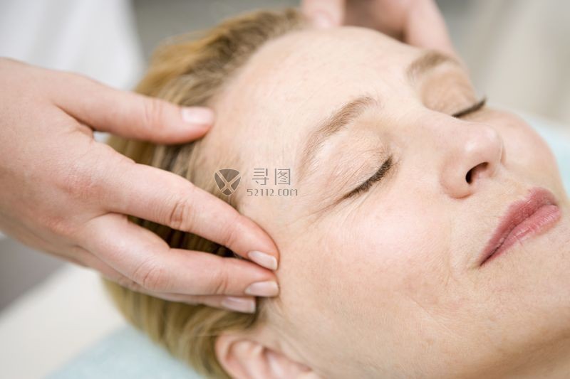 中年女性正在进行头部按摩