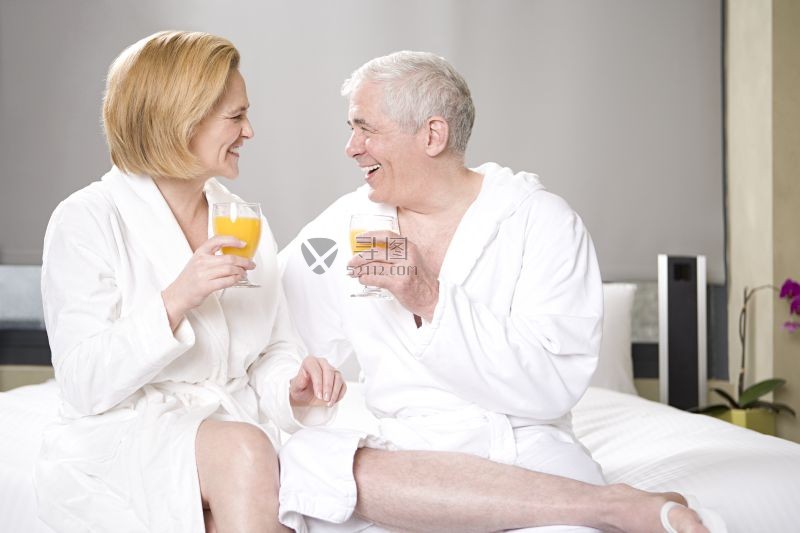 喝着果汁交谈的中年夫妇