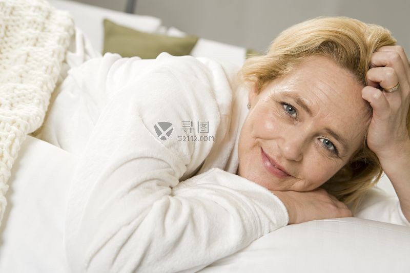 躺在卧室休息的中年女性