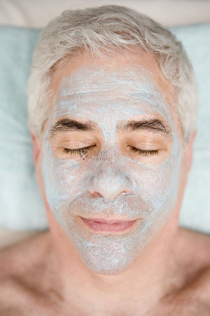 敷面膜的中年男性