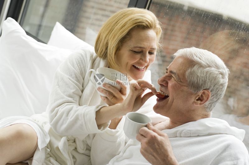 休息室里的恩爱夫妇