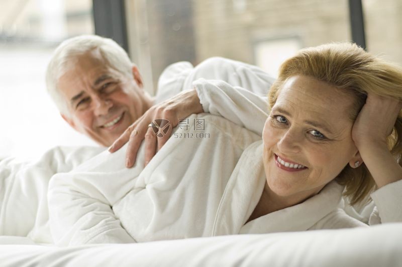 Spa结束的中年夫妇图片 躺在床上的中年夫妇素材 高清图片 摄影照片 寻图免费打包下载
