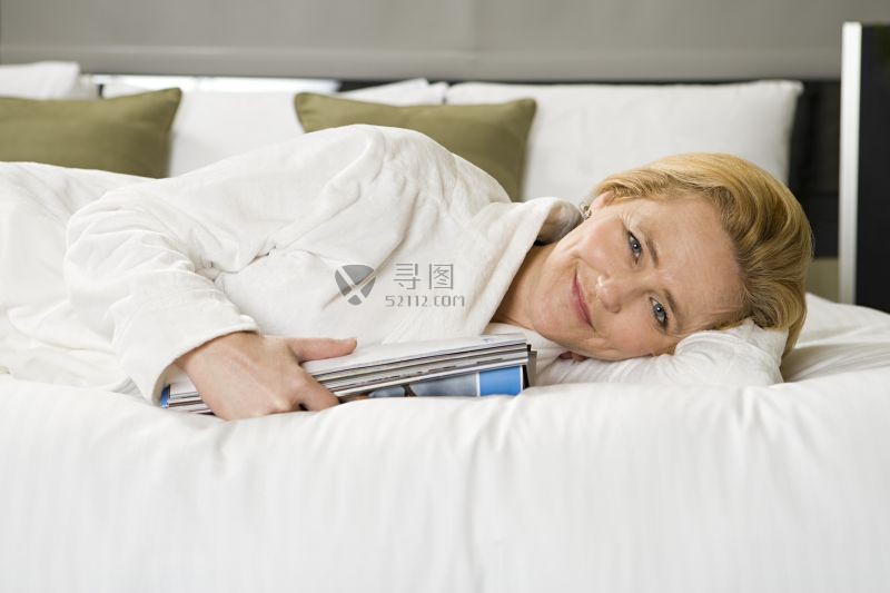 躺床上休息的成熟女性