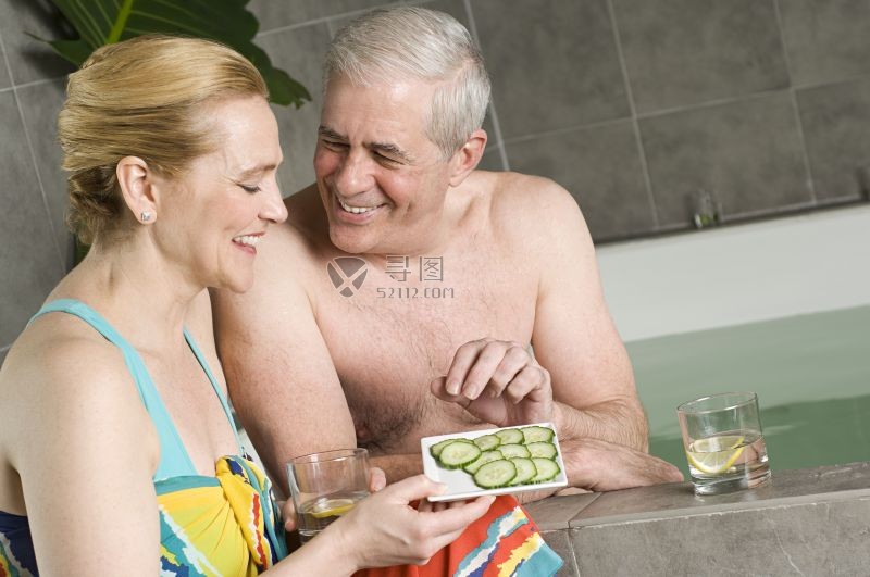 spa中聊天的中年夫妇