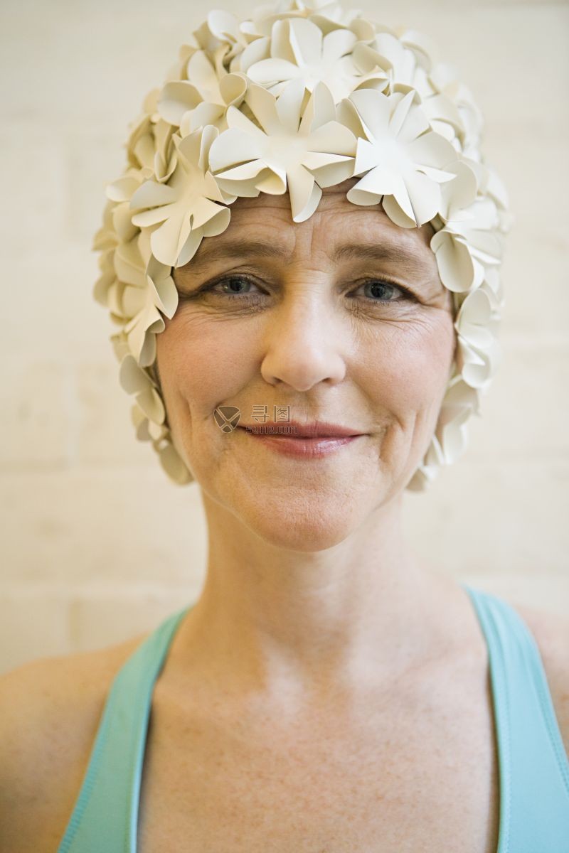 头戴花瓣装饰的中年女性