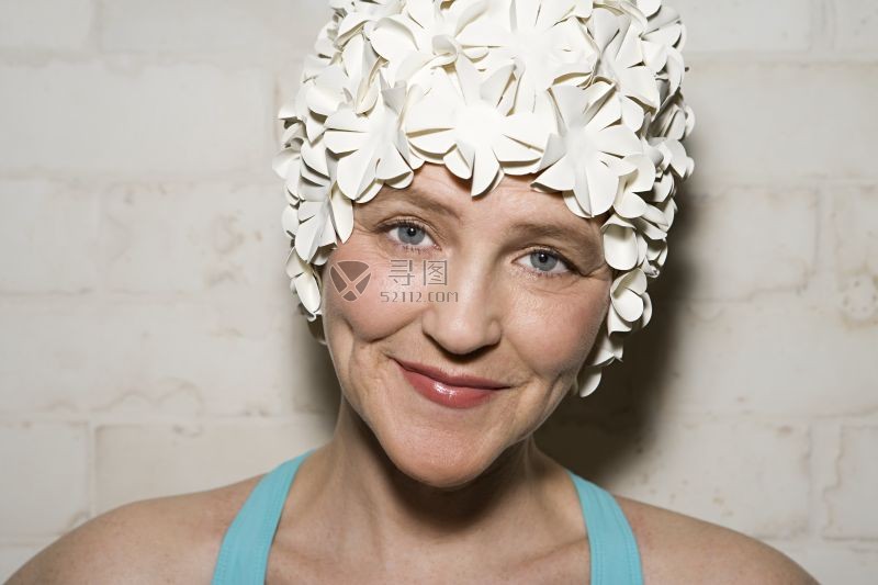 头戴花瓣形状装饰的中年女性