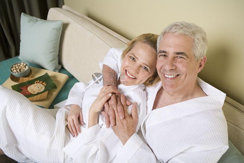 水疗室里休息的中年夫妇