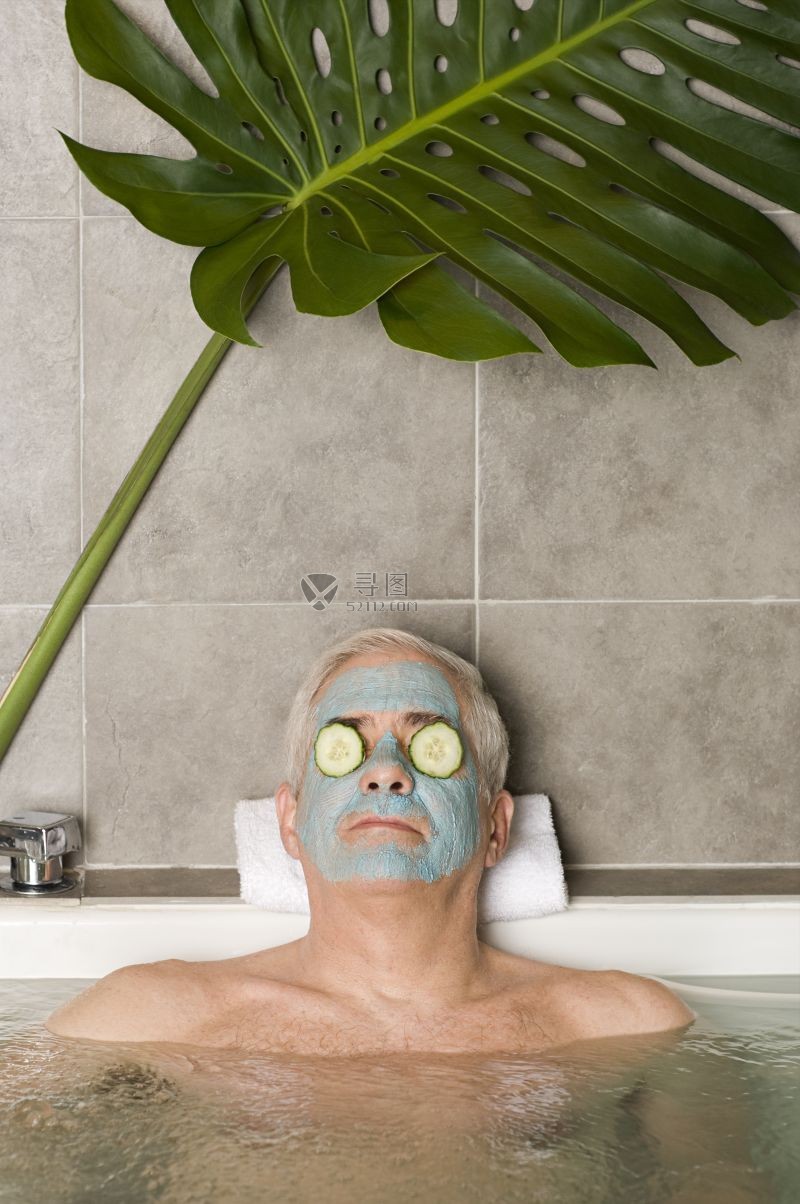 做面膜水疗的中年男子