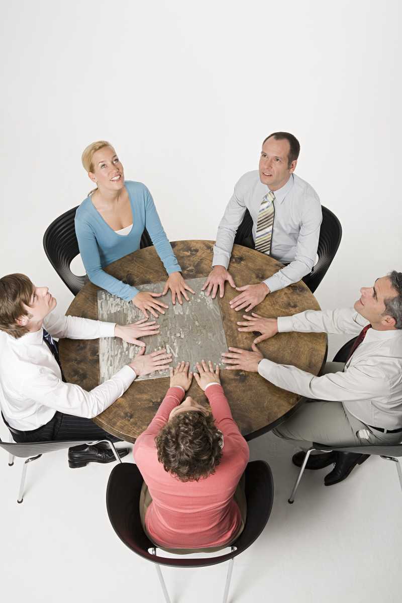 围着圆桌简单会议的商人