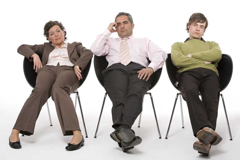 躺在椅子上劳累的商人