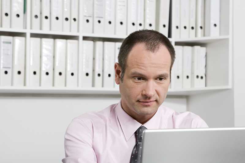 看着电脑的商人