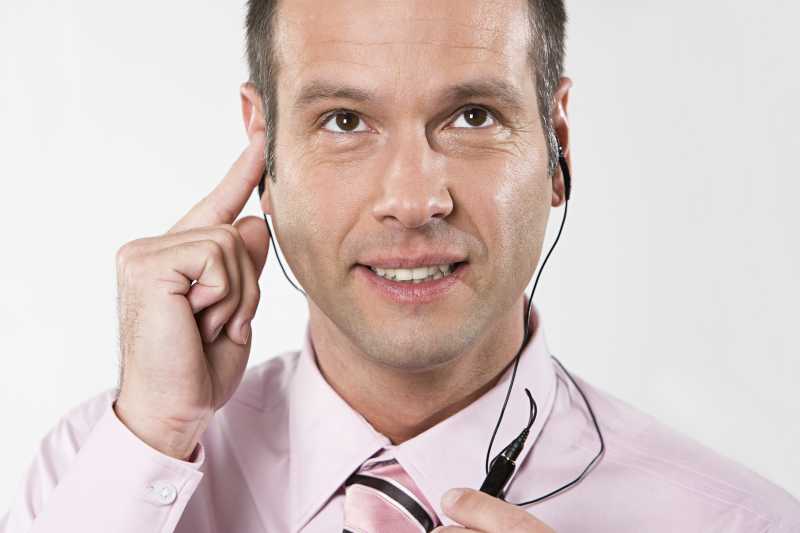 戴着耳机接听电话