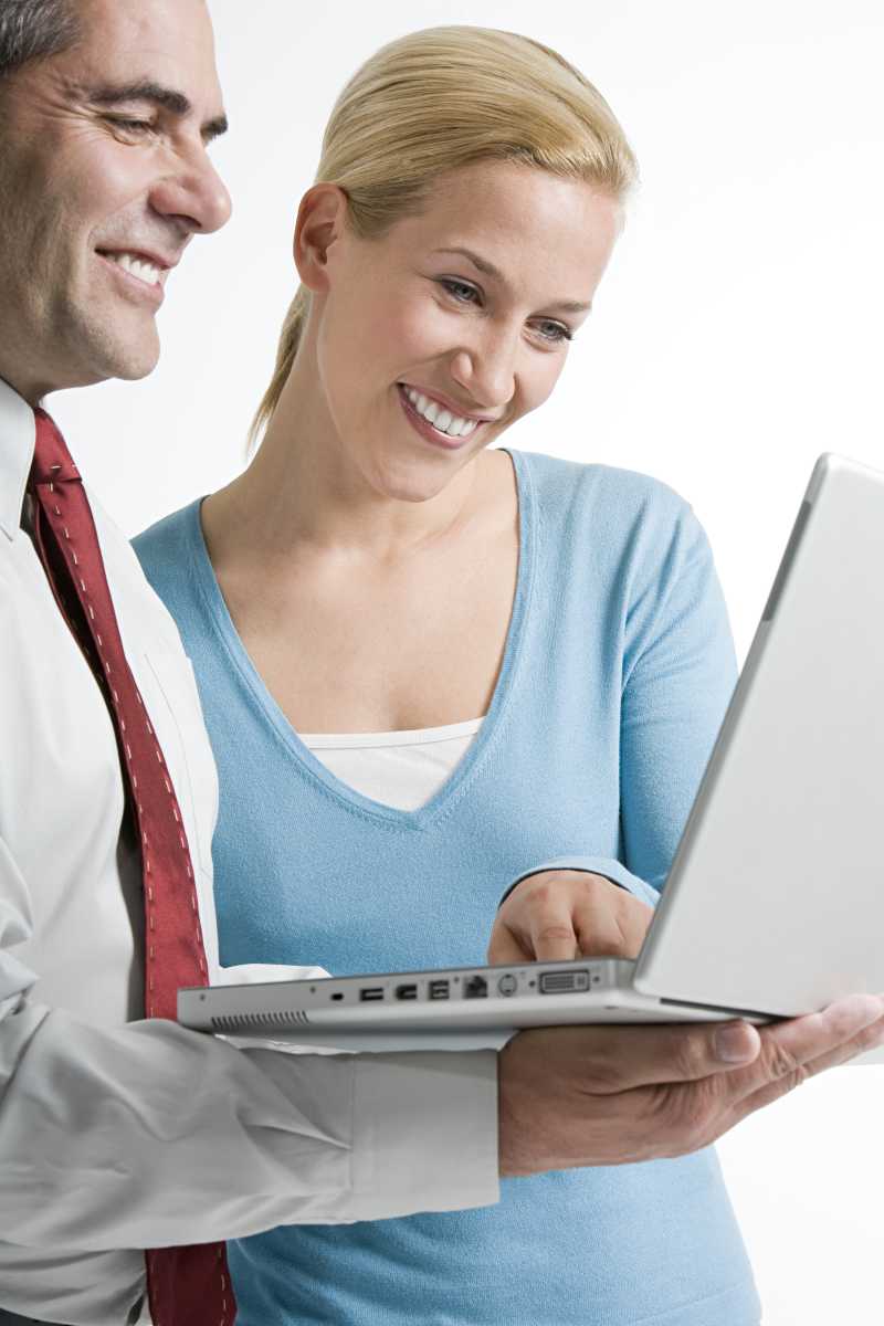 看着电脑的两个商人