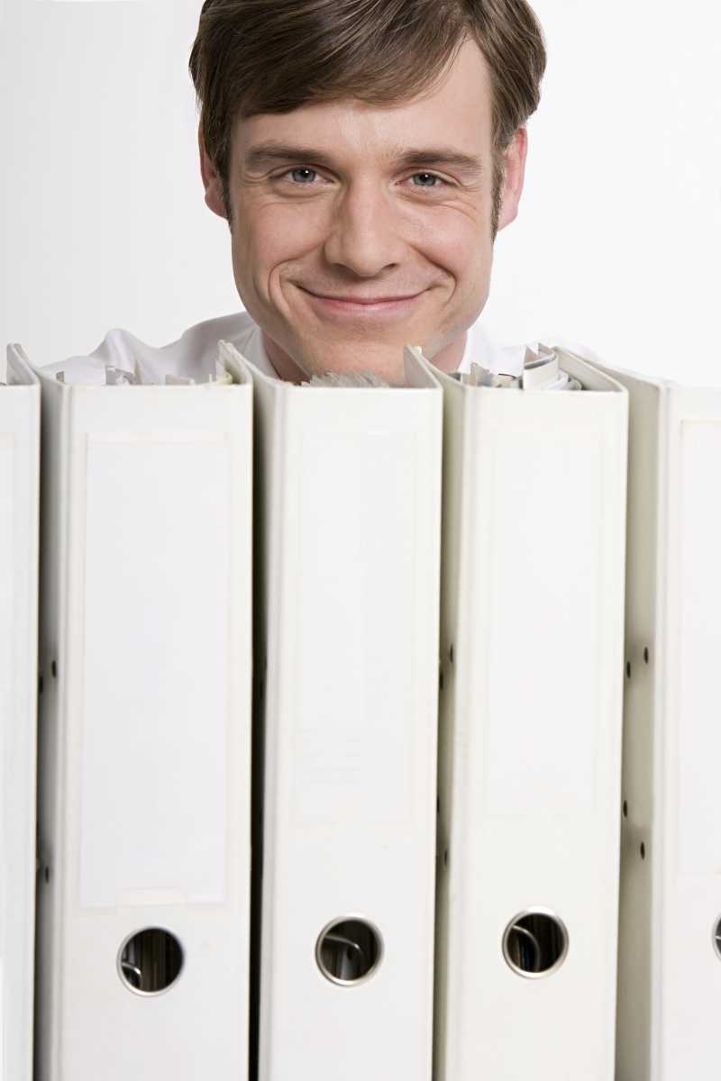 白色背景上的商人与文件夹