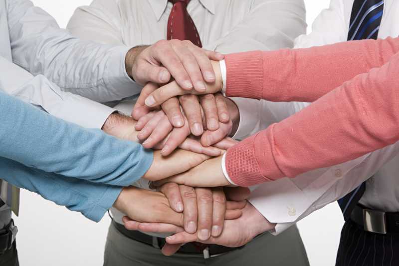 相互叠加的手表示团结