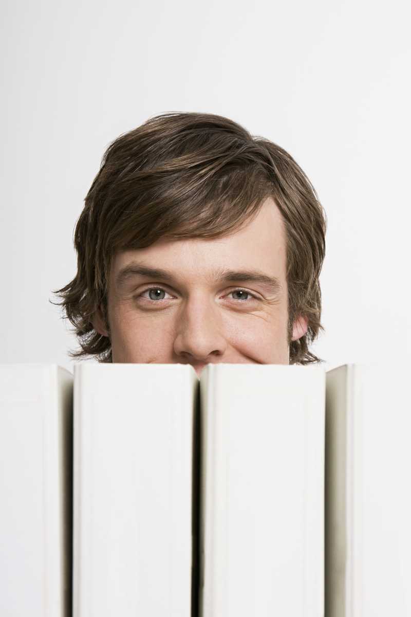 白色文件夹后面的商人