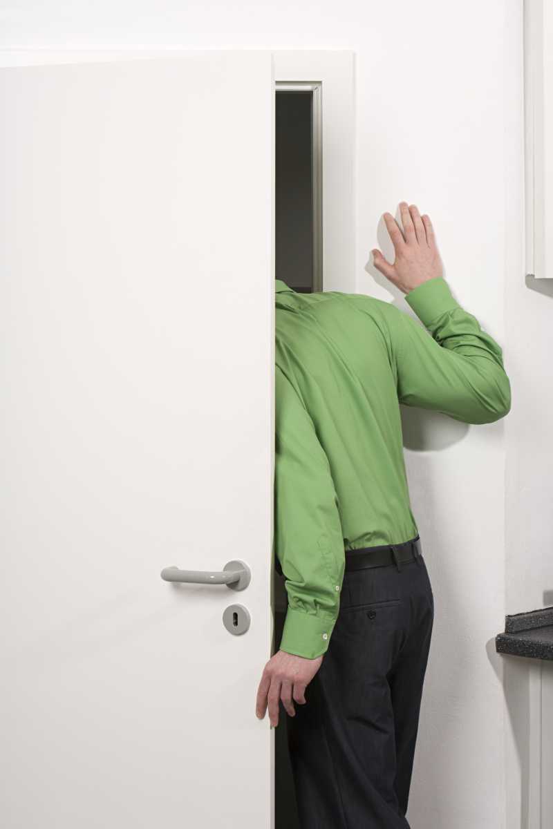 趴在门里的商人