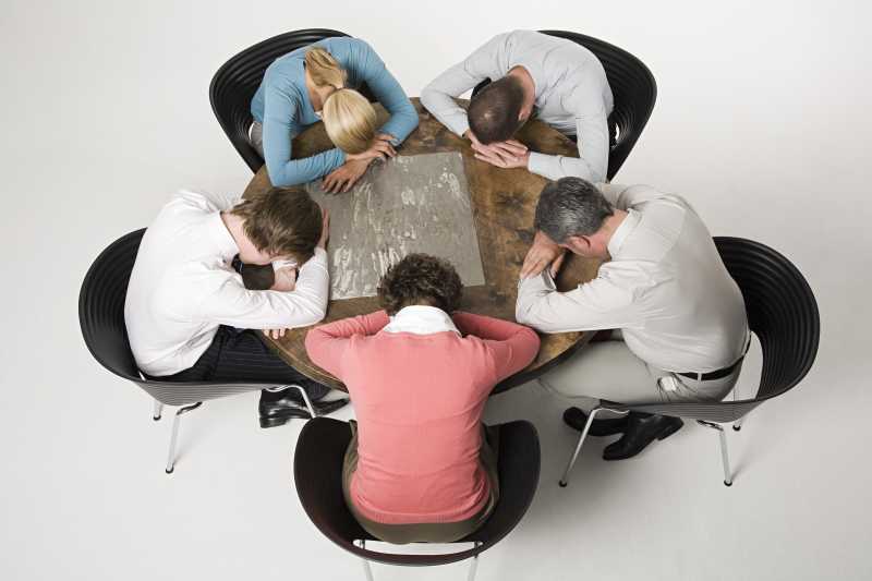 趴着休息的商人