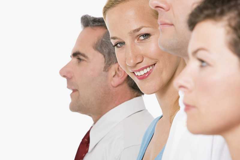 白色背景上的四个商人