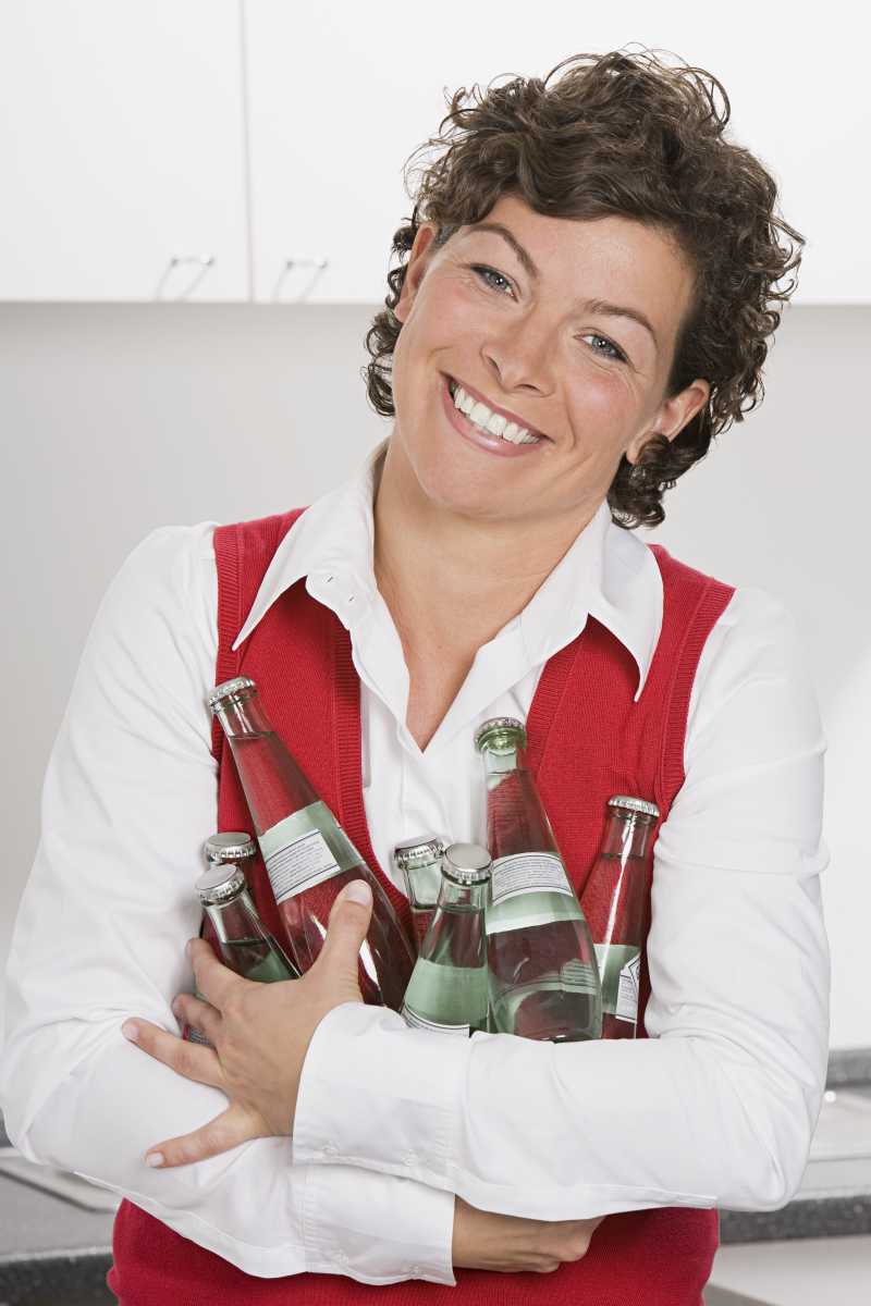 抱着很多玻璃瓶的商人