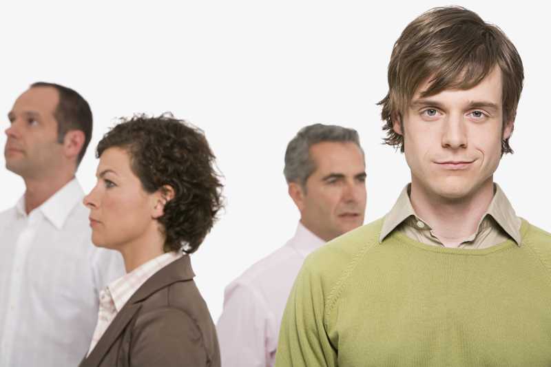 白色背景上站立的四个商人