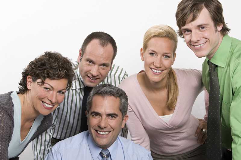 白色背景上的五个商人