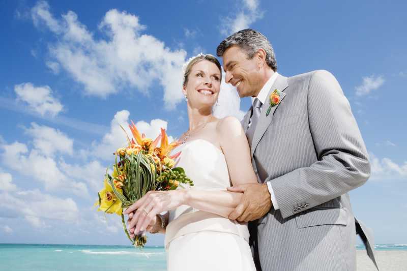 新娘新郎幸福的偎依在一起