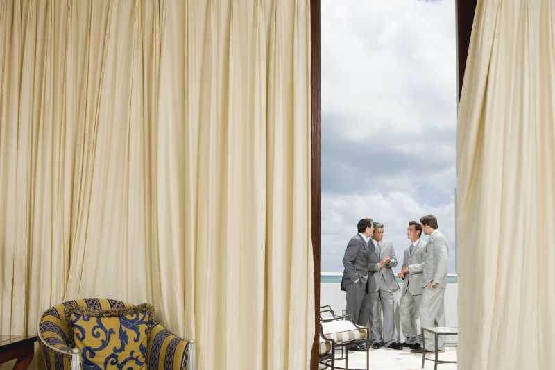 正在聊天的新郎们