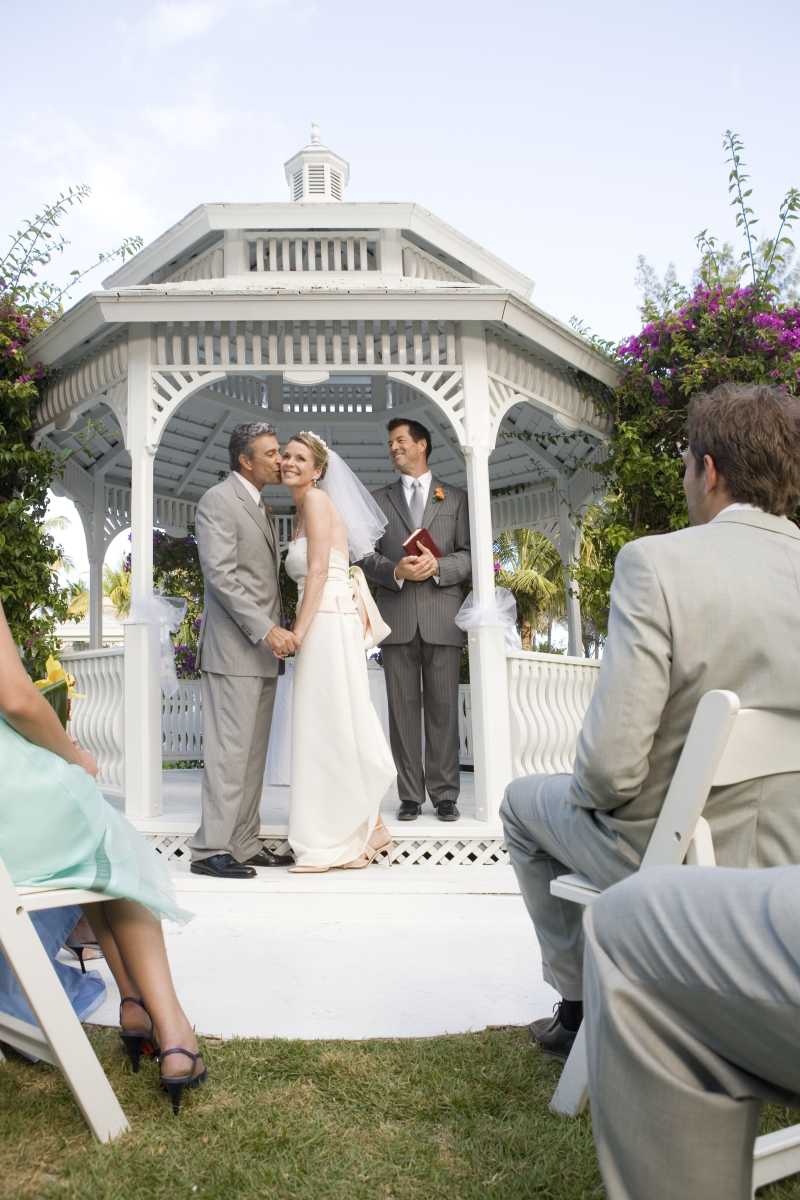 婚礼上的中年夫妻