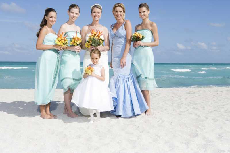 捧着鲜花的新娘团体