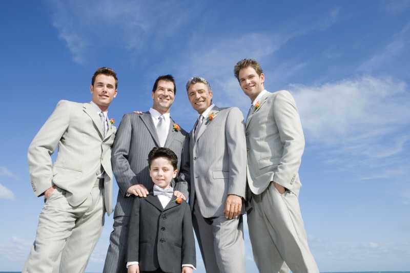 蓝天下的伴郎团队