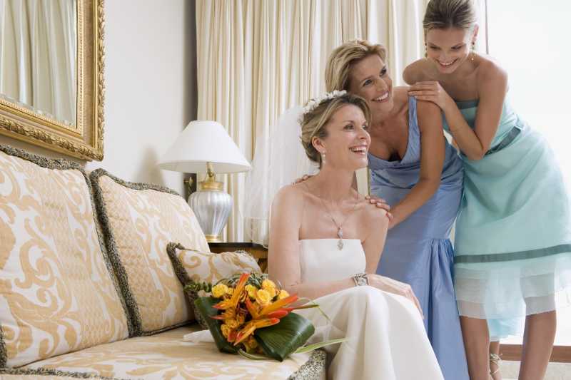 新娘和伴娘的合影