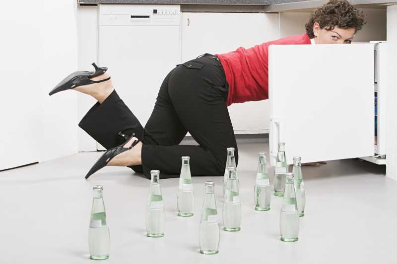 正在整理杂物的中年女性