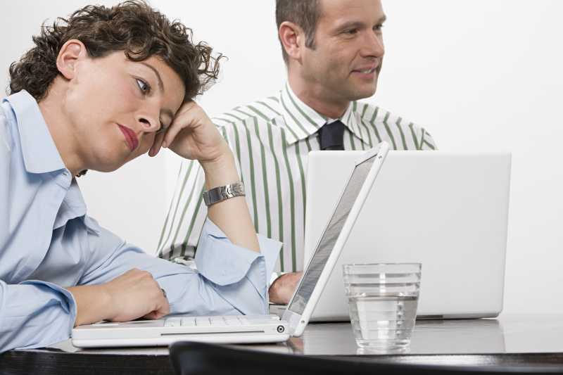 两个正在工作的公司职员