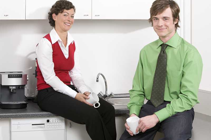 厨房里谈话的商人