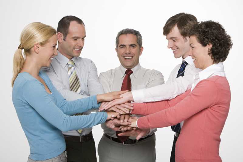 员工们微笑着将手叠放在一起