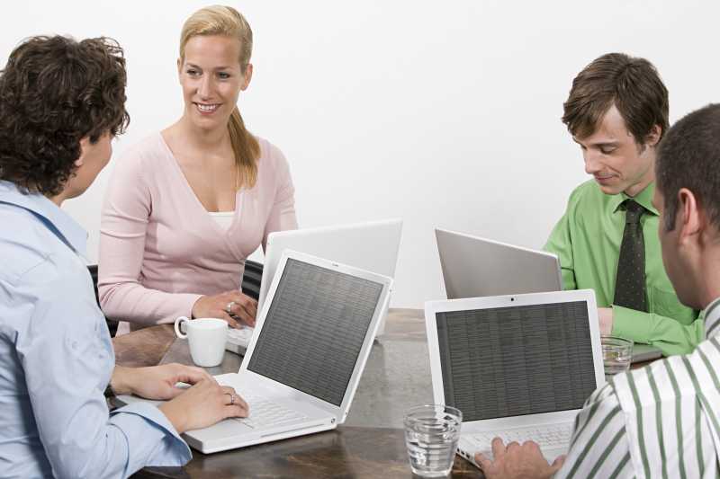 讨论问题的商人