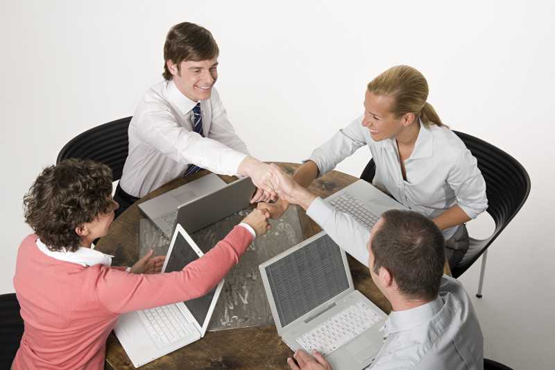 办公室里讨论问题的商业团队