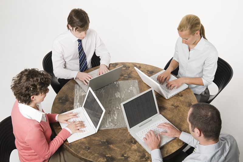 商人们正在忙碌的工作