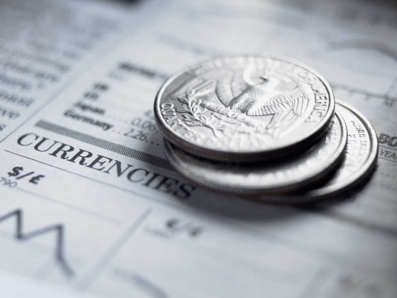 报纸上的三个俄罗斯硬币