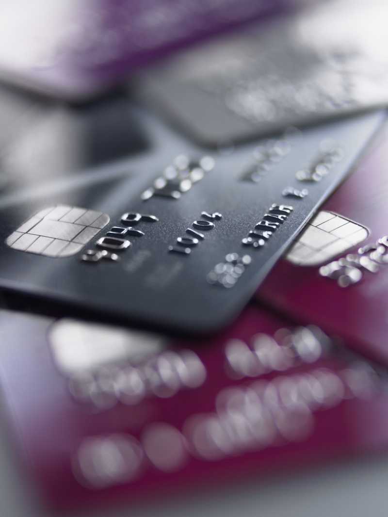 模糊背景上的信用卡