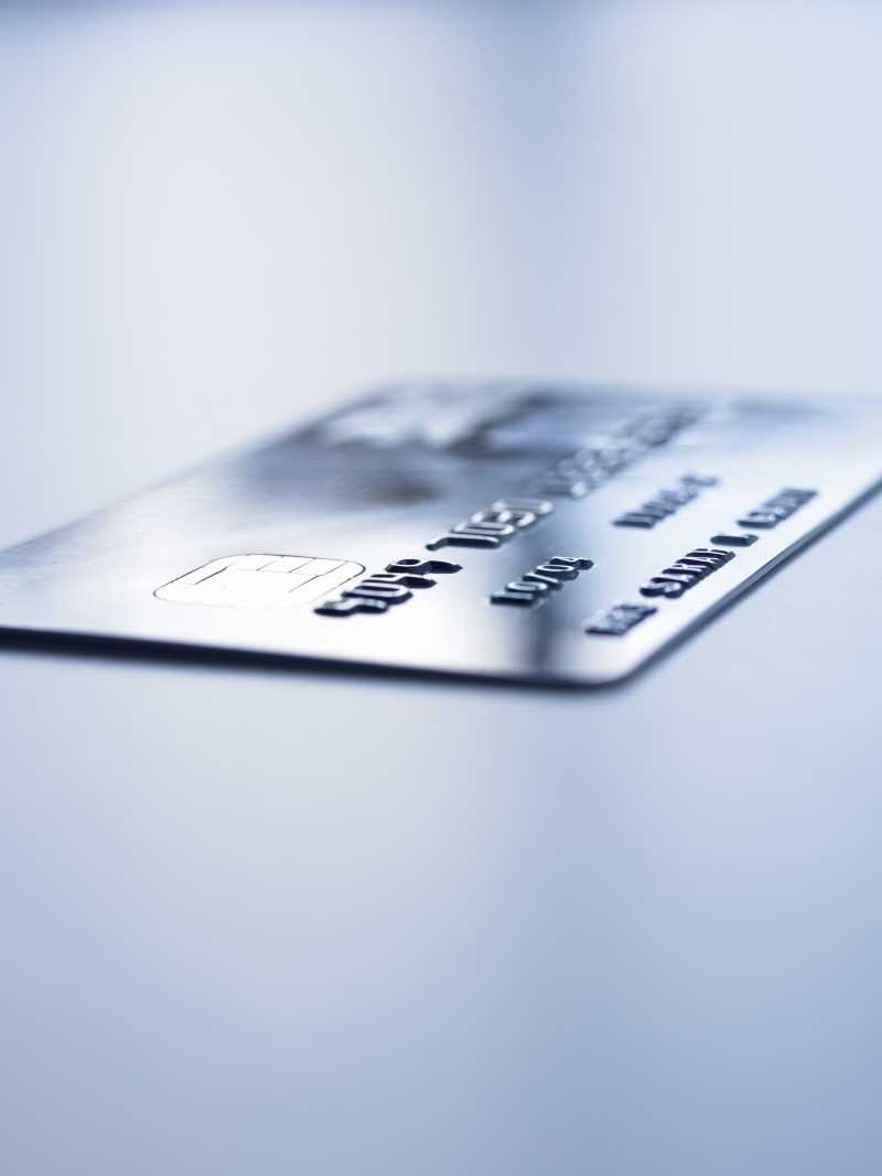 灰色背景上的信用卡