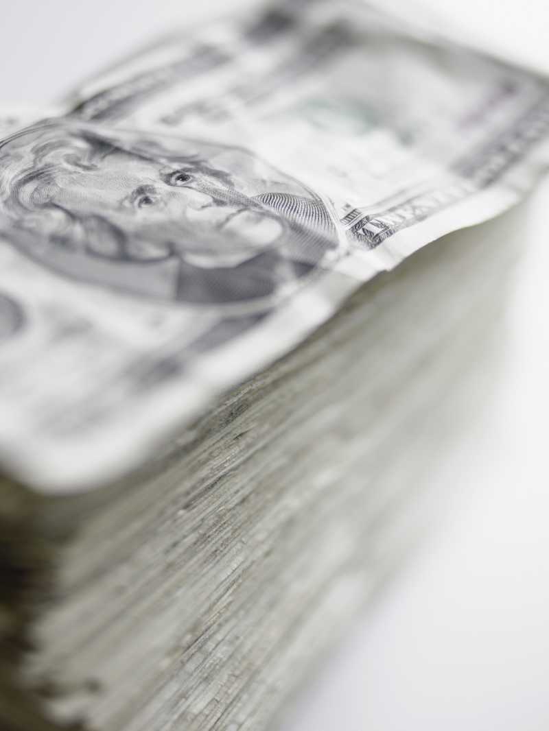 白色背景上的美元钞票