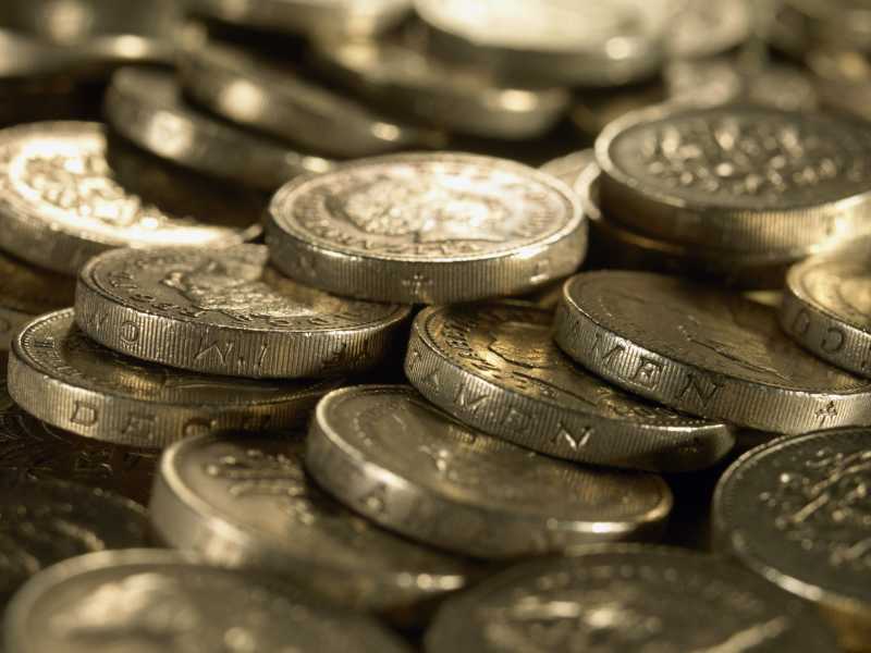 成堆的金黄色英镑硬币