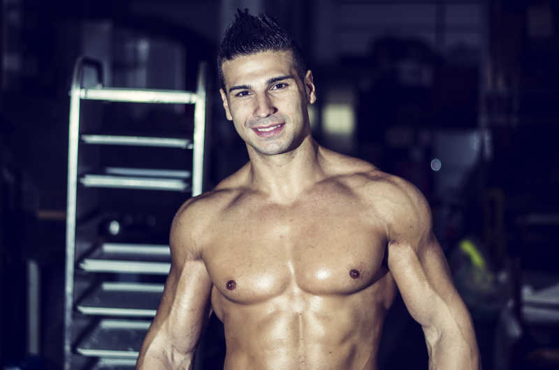 健身的年轻帅哥