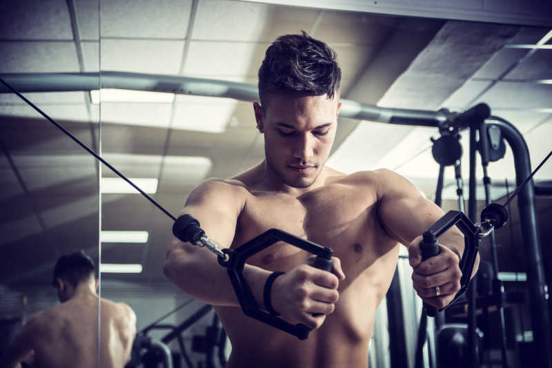 在健身房锻炼的年轻人