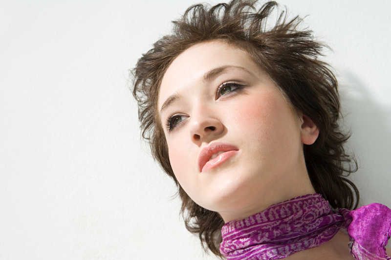 年轻的短发女性