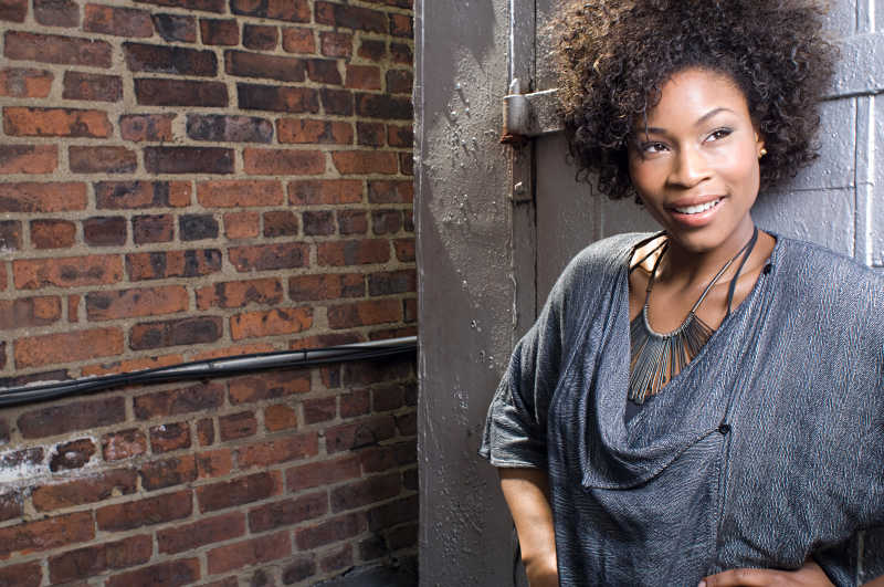 靠着墙的年轻非洲女孩