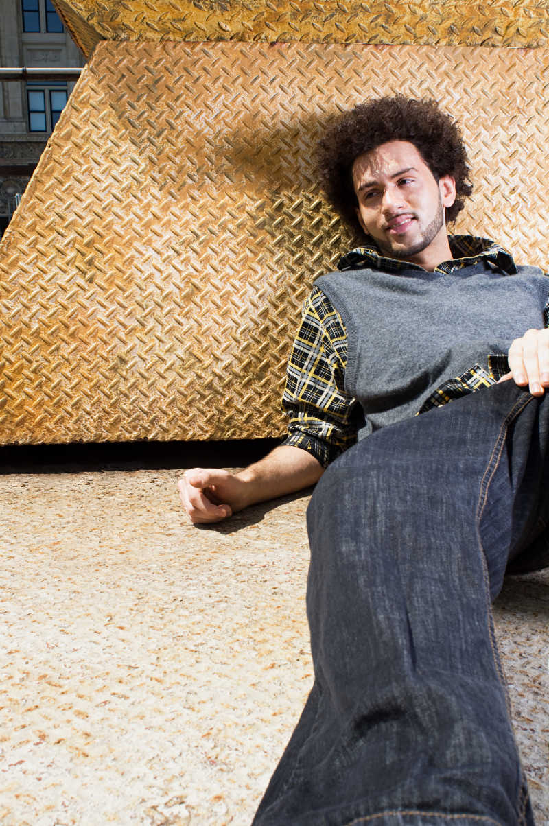 在地上坐着的年轻男子